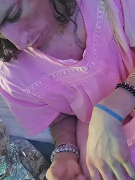 gurlnips online show from January 2026 06:02:02 PM