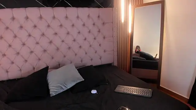 ShanellBlack online show from October 2025 04:10:01 AM