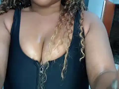 Snapshot of CREAMYCUPCAKExxx chatting on January 2025 11:32:02 PM CREAMYCUPCAKExxx online show from January 2025 11:32:02 PM
