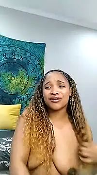 Snapshot of CREAMYCUPCAKExxx chatting on January 2025 02:35:01 AM CREAMYCUPCAKExxx online show from January 2025 02:35:01 AM