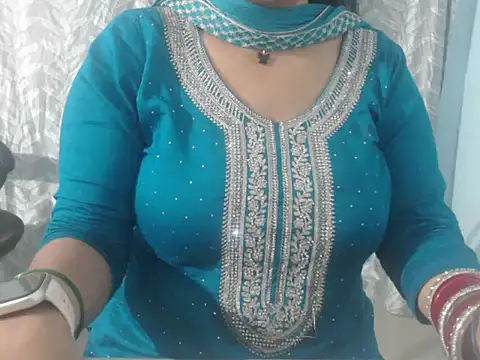 Snapshot of cute-priy chatting on January 2025 05:13:01 AM cute-priy online show from January 2025 05:13:01 AM