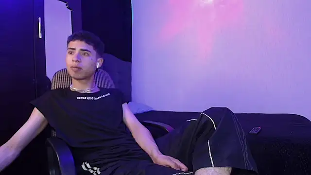 Snapshot of sexybat_twink chatting on February 2025 11:37:01 PM sexybat twink online show from February 2025 11:37:01 PM