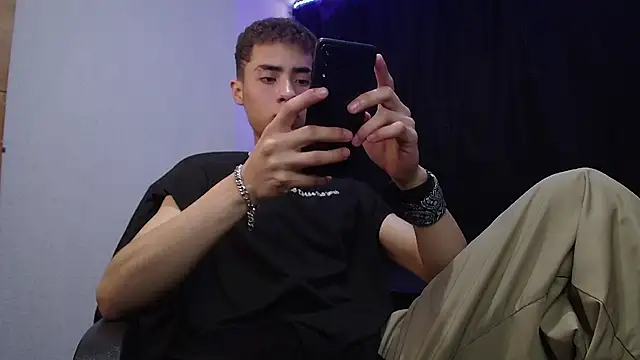 Snapshot of sexybat_twink chatting on March 2025 10:27:02 PM sexybat twink online show from March 2025 10:27:02 PM