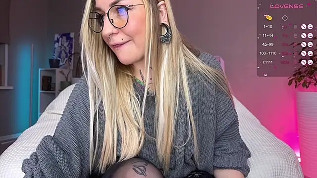 Tanya Acid online show from December 2025 06:25:02 PM