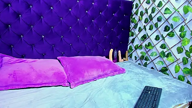 UnderBaby  online show from October 2025 08:44:01 PM