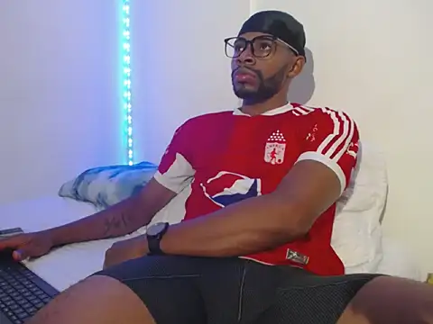 Snapshot of GerardSmitt chatting on October 2025 04:00:01 AM GerardSmitt online show from October 2025 04:00:01 AM