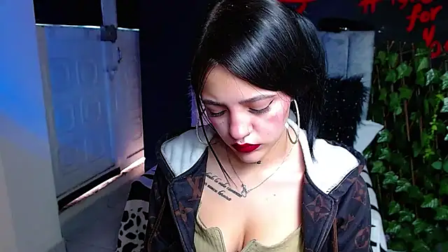 Violettasquirt online show from April 2026 02:21:01 PM