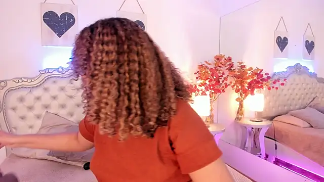 NiaColusi online show from September 2025 07:59:02 PM