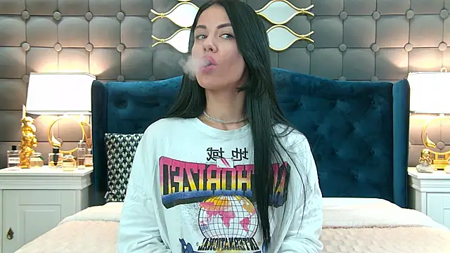 Snapshot of LeyaCass chatting on December 2024 04:38:01 AM LeyaCass online show from December 2024 04:38:01 AM