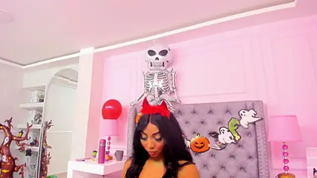 Snapshot of HaileeRoberts chatting on October 2025 12:45:01 PM HaileeRoberts online show from October 2025 12:45:01 PM