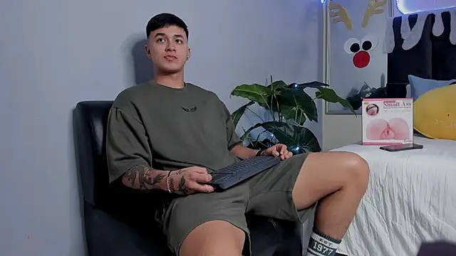 Cristopher strong online show from December 2024 01:24:01 PM