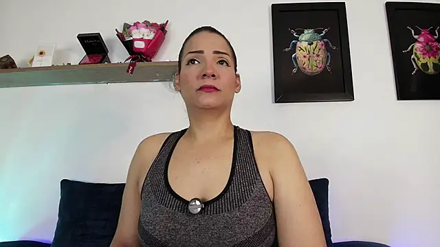 Snapshot of Elliee_ chatting on June 2026 12:04:02 PM Elliee online show from June 2026 12:04:02 PM