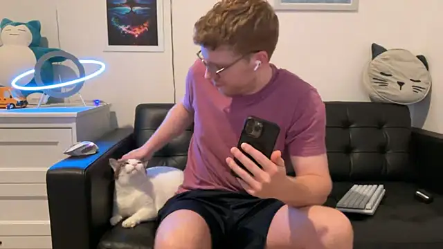 Snapshot of BlueEyedTallGuy94 chatting on December 2024 08:55:02 PM BlueEyedTallGuy94 online show from December 2024 08:55:02 PM