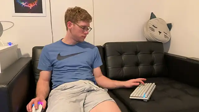 Snapshot of BlueEyedTallGuy94 chatting on December 2024 05:26:02 AM BlueEyedTallGuy94 online show from December 2024 05:26:02 AM