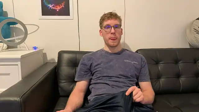 Snapshot of BlueEyedTallGuy94 chatting on December 2024 10:59:01 PM BlueEyedTallGuy94 online show from December 2024 10:59:01 PM