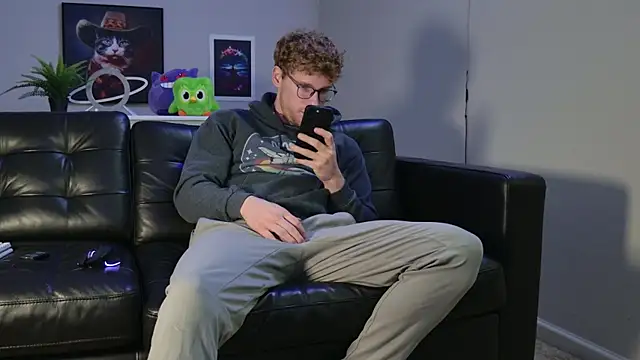 Snapshot of BlueEyedTallGuy94 chatting on October 2025 08:40:02 PM BlueEyedTallGuy94 online show from October 2025 08:40:02 PM