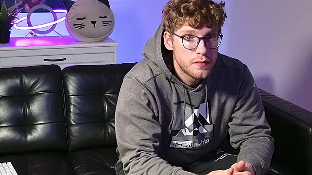 Snapshot of BlueEyedTallGuy94 chatting on November 2025 11:38:02 PM BlueEyedTallGuy94 online show from November 2025 11:38:02 PM