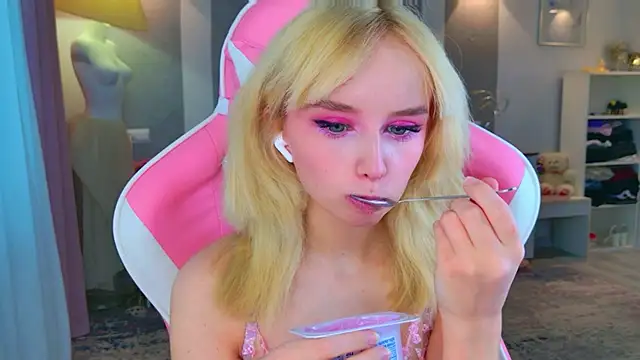 b4by LoL1 online show from February 2026 08:57:01 AM