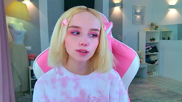 b4by LoL1 online show from February 2026 06:51:02 AM