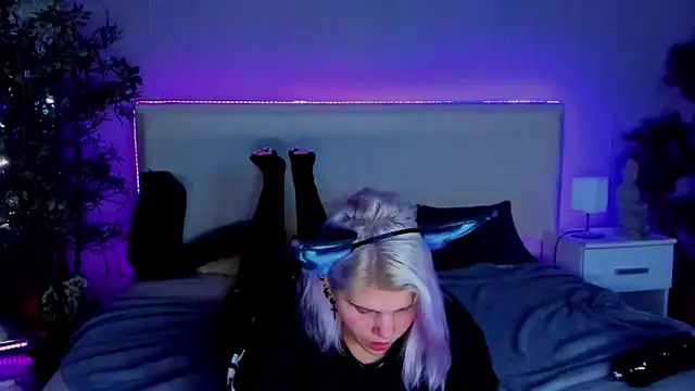Snapshot of JoannLowe chatting on December 2024 01:37:02 AM JoannLowe online show from December 2024 01:37:02 AM