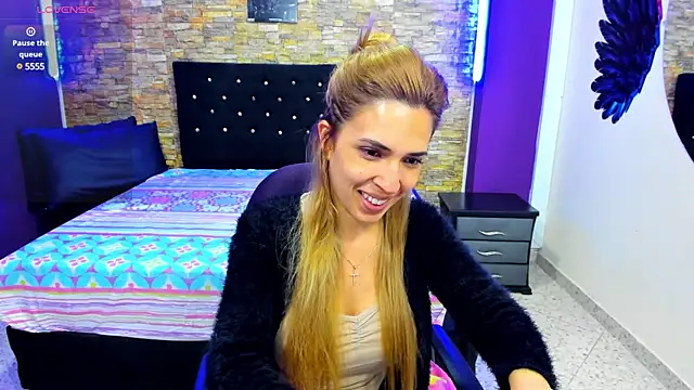 EvaaLovia1 online show from December 2024 01:28:01 PM