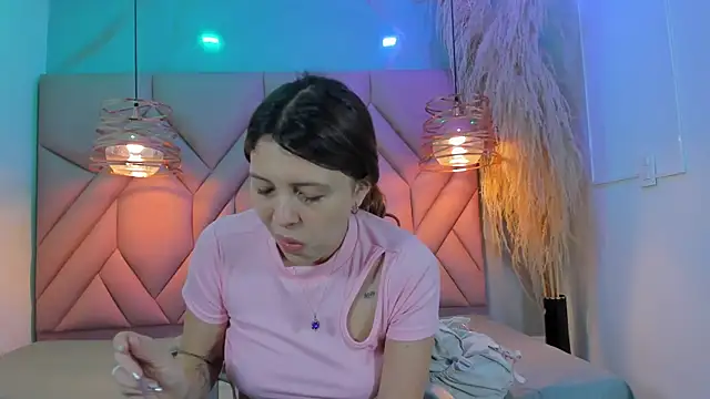 Snapshot of AngelaaCute_ chatting on December 2024 12:16:01 PM AngelaaCute online show from December 2024 12:16:01 PM