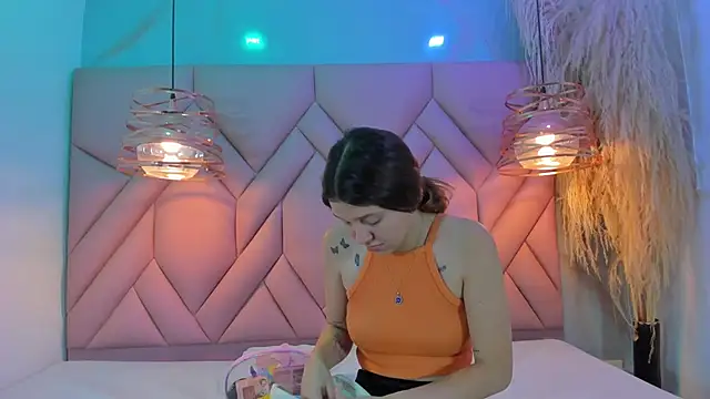 Snapshot of AngelaaCute_ chatting on January 2025 12:02:02 PM AngelaaCute online show from January 2025 12:02:02 PM