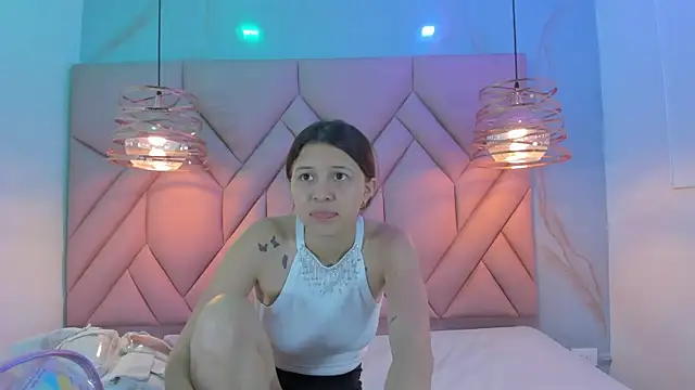 Snapshot of AngelaaCute_ chatting on January 2025 11:43:01 AM AngelaaCute online show from January 2025 11:43:01 AM