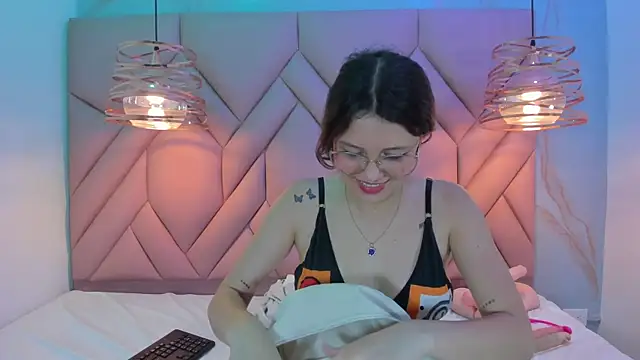 Snapshot of AngelaaCute_ chatting on January 2025 05:48:01 PM AngelaaCute online show from January 2025 05:48:01 PM