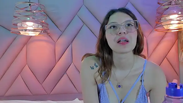 Snapshot of AngelaaCute_ chatting on January 2025 06:02:01 PM AngelaaCute online show from January 2025 06:02:01 PM