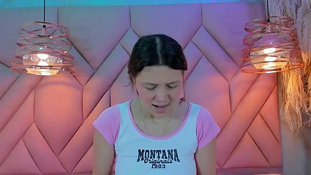 Snapshot of AngelaaCute_ chatting on January 2025 12:11:02 PM AngelaaCute online show from January 2025 12:11:02 PM