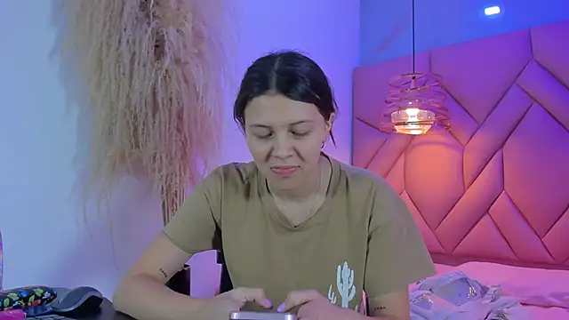 Snapshot of AngelaaCute_ chatting on January 2025 12:02:02 PM AngelaaCute online show from January 2025 12:02:02 PM