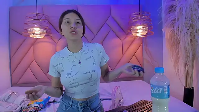 Snapshot of AngelaaCute_ chatting on February 2025 12:05:02 PM AngelaaCute online show from February 2025 12:05:02 PM