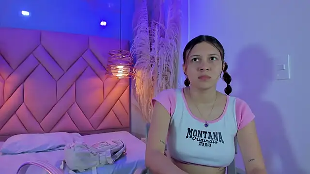 Snapshot of AngelaaCute_ chatting on February 2025 12:00:01 PM AngelaaCute online show from February 2025 12:00:01 PM