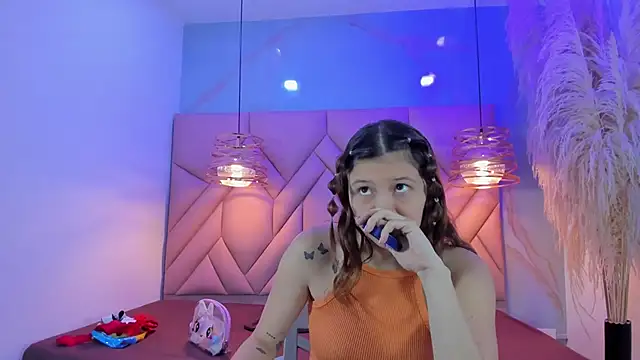 Snapshot of AngelaaCute_ chatting on February 2025 12:06:02 PM AngelaaCute online show from February 2025 12:06:02 PM