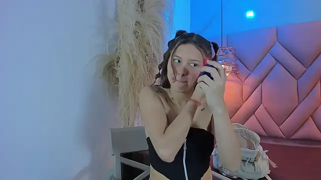 Snapshot of AngelaaCute_ chatting on February 2025 12:28:01 PM AngelaaCute online show from February 2025 12:28:01 PM