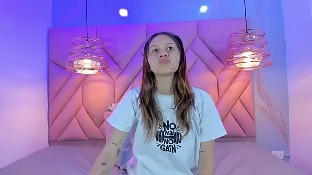 Snapshot of AngelaaCute_ chatting on March 2025 12:25:01 PM AngelaaCute online show from March 2025 12:25:01 PM