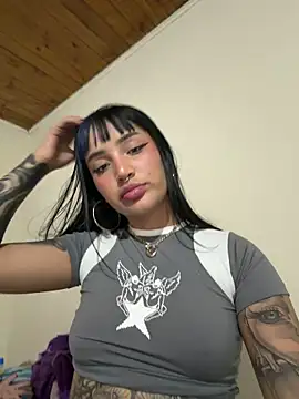 Snapshot of Sweet-bunny1 chatting on April 2026 01:47:01 AM Sweet-bunny1 online show from April 2026 01:47:01 AM