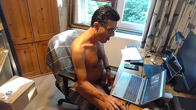 Snapshot of RolfS chatting on July 2026 07:21:01 AM RolfS online show from July 2026 07:21:01 AM