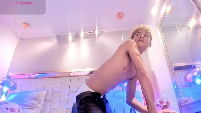 Twinkie-Alex18 online show from September 2025 08:57:02 PM