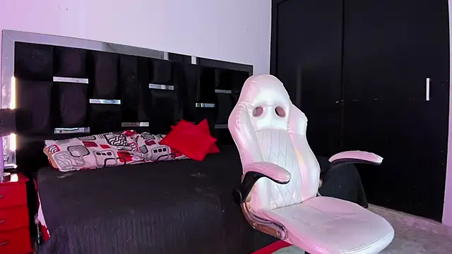 Tasha Sant online show from November 2025 07:58:02 PM