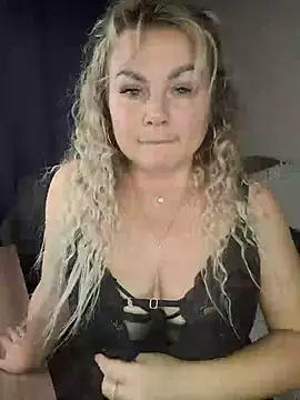 Snapshot of candy_queeen chatting on November 2025 11:00:02 AM candy queeen online show from November 2025 11:00:02 AM