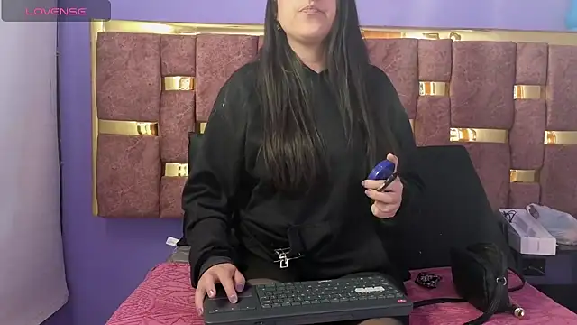 Snapshot of dakota_guirl chatting on March 2025 03:33:02 AM dakota guirl online show from March 2025 03:33:02 AM