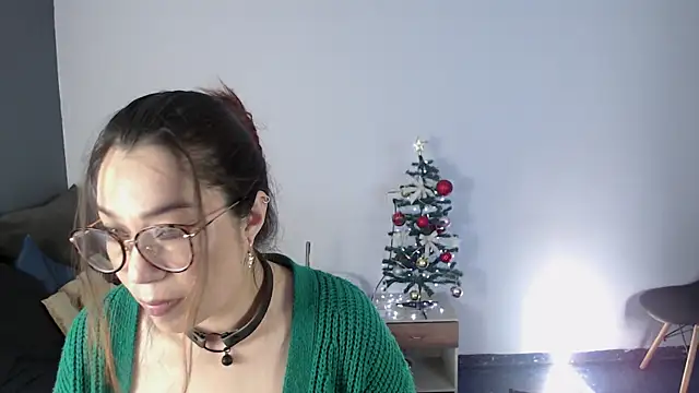 Miiaa wallace online show from December 2024 01:00:01 PM