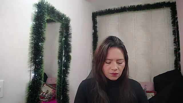 lauraguzman online show from December 2024 03:15:01 AM