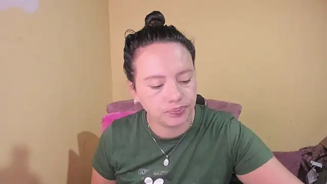 Snapshot of lauraguzman chatting on June 2026 03:44:01 AM lauraguzman online show from June 2026 03:44:01 AM