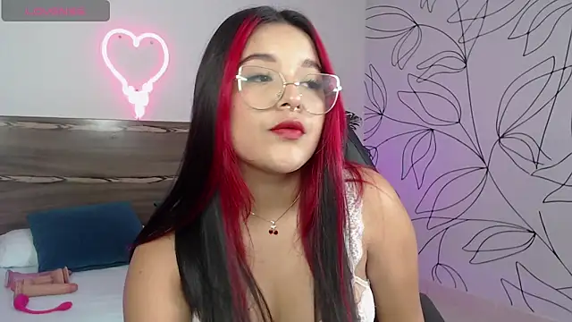 Snapshot of victoria18x chatting on January 2025 12:18:01 PM victoria18x online show from January 2025 12:18:01 PM