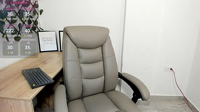 Madeleine  w online show from November 2025 12:32:01 AM