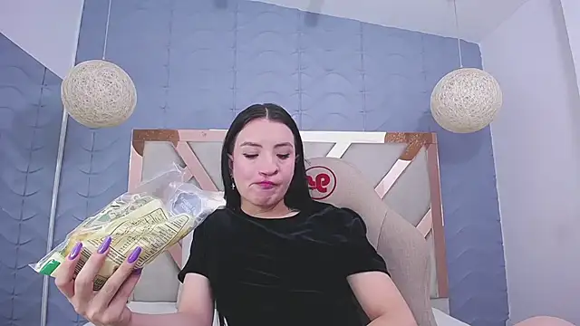 Snapshot of charlotte_colee chatting on December 2024 01:40:01 PM charlotte colee online show from December 2024 01:40:01 PM