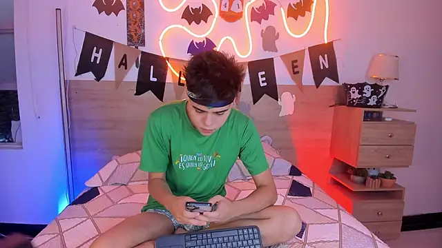 Snapshot of justinbiler chatting on October 2025 12:34:02 PM justinbiler online show from October 2025 12:34:02 PM